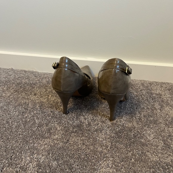 Le Chateau Grey pumps sz 7 - Picture 2 of 2